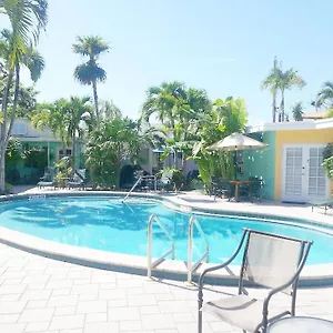 https://alexander-palms-court-2-blocks-to-duval-street.hotels-in-key-west.com